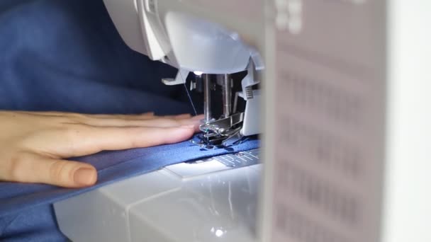 Les Mains Couturière Des Femmes Aide Une Machine Coudre Processus — Video