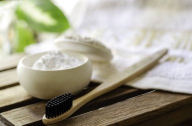 Diş pudralı bambu diş fırçası. Boşluğu kopyala