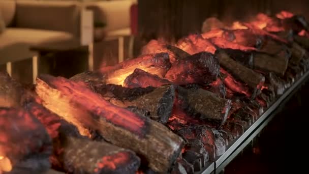 Interior del hogar. Primer plano de fuego caliente y acogedor en una
