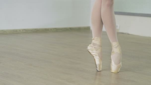 Nahaufnahme der Füße des weiblichen Tänzer tanzen auf den Zehenspitzen in spitzenschuhen im Studio. 4k Nahaufnahme der Füße des weiblichen Tänzer tanzen auf den Zehenspitzen in spitzenschuhen im Studio. 4k