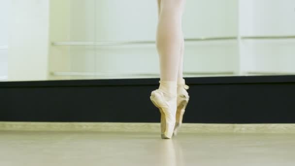 Nahaufnahme der Ballerinas Füße tanzen auf den Zehenspitzen in spitzenschuhen in Tanzstudio. 4k Nahaufnahme der Ballerinas Füße tanzen auf den Zehenspitzen in spitzenschuhen in Tanzstudio. 4k