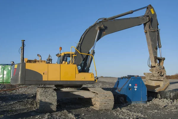 Excavadora amarilla en el sitio de construcción —  Fotos de Stock