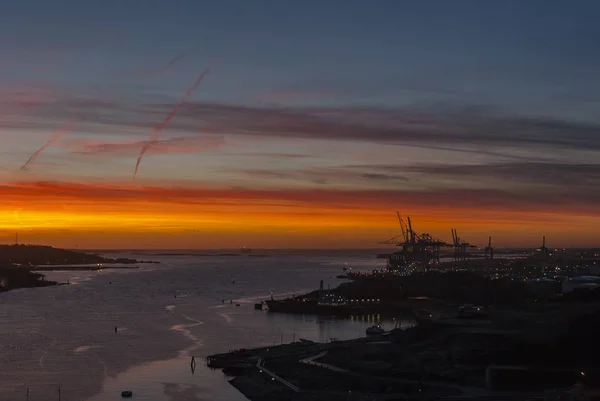 Puesta de sol en el puerto de la ciudad —  Fotos de Stock