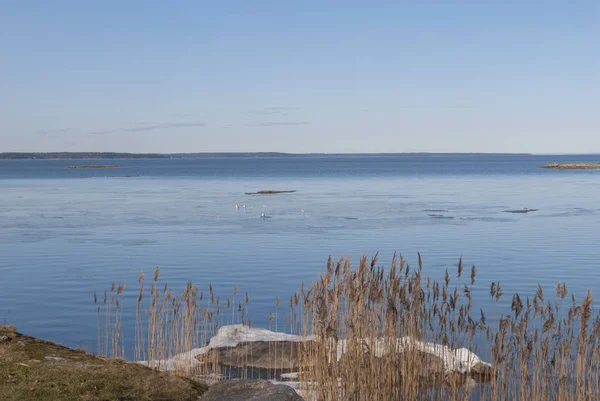Шведское озеро Ванерн зимой — стоковое фото