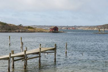 Tanumsstrand İsveç'te ahşap iskele