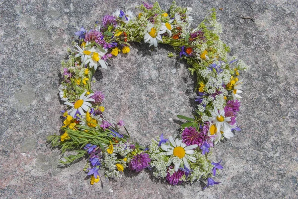 Ghirlanda di fiori selvatici in mezza estate — Foto Stock