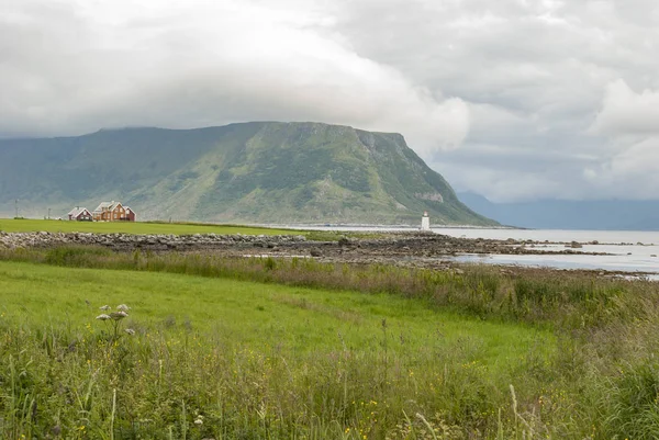 Hogsteinen deniz feneri Godoya Adası'nda, manzara