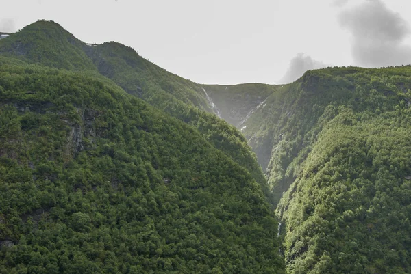 Sonnenlicht zwischen Bergen in Norwegen — Stockfoto