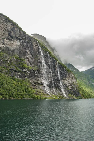 Wasserfall der sieben Schwestern am Geiranger Fjord — Stockfoto