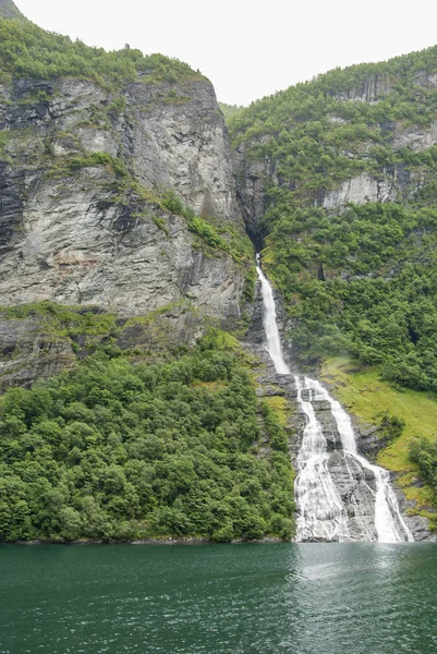 Wasserfall der Freier am Geiranger Fjord — Stockfoto