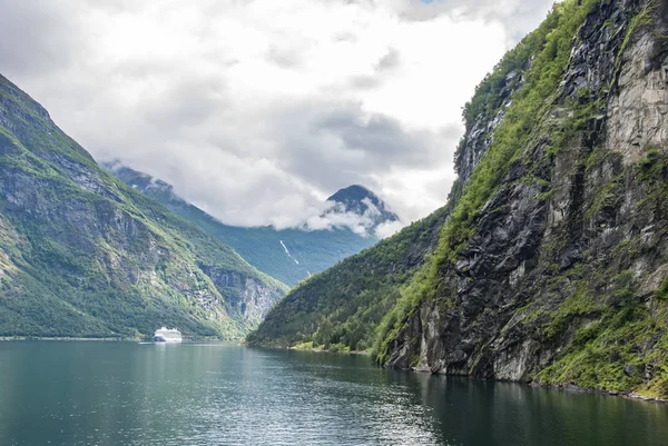 Zatažené počasí v destinaci Geiranger fjord — Stock fotografie