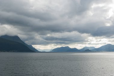 Bulutlar içinde Norveç sahil