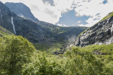 Trollstigen zikzaklı yol Norveç'te