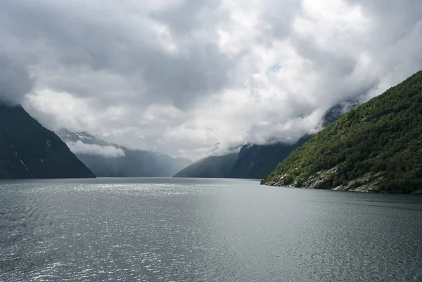 Norveç Fiyordu, bulutlu hava — Stok fotoğraf