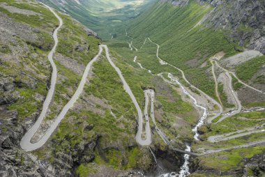 Trollstigen zikzaklı yol yukarıdan