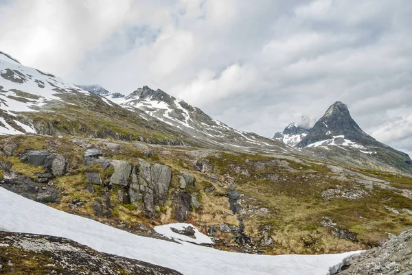 Montañas nevadas en verano —  Fotos de Stock