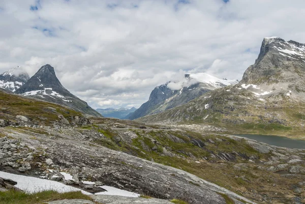 Berggipfel in Norwegen im Sommer — Stockfoto