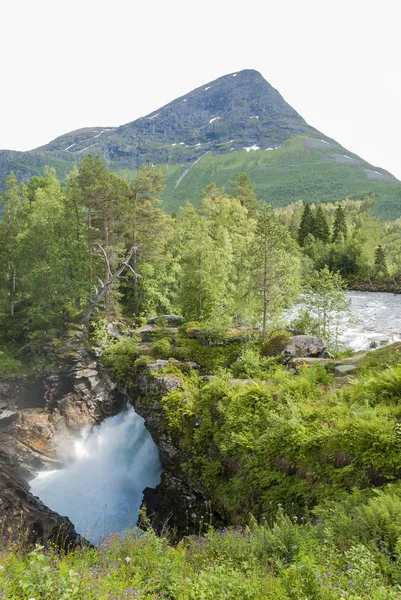 Bach bei gudbrandsjuvet in Norwegen — Stockfoto