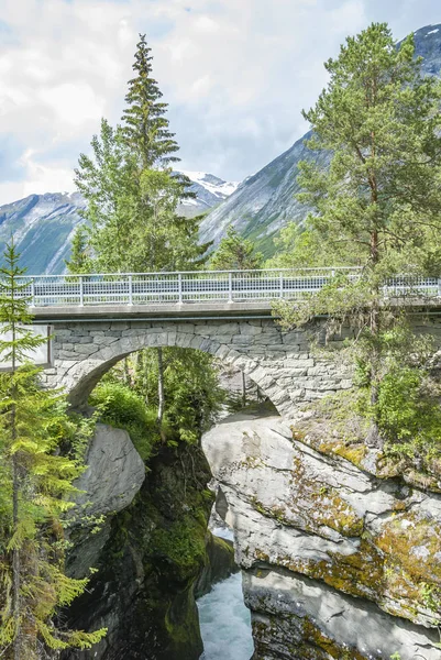 Steinbogenbrücke bei gudbrandsjuvet in Norwegen — Stockfoto