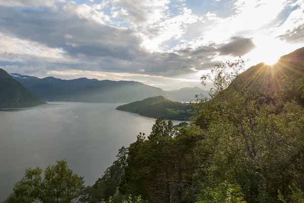 Norveç'te yaz aylarında günbatımı — Stok fotoğraf