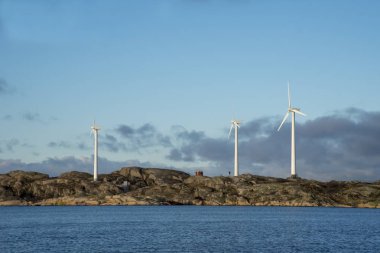 İsveçli Batı sahilinde yel değirmenleri