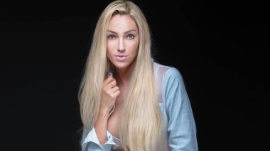 Poz, kameraya bakarak sarışın kız.