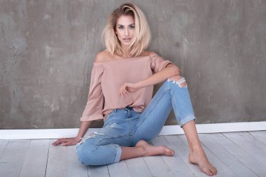 moda sarışın kız poz.