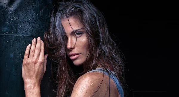 Seksi güzel boksör poz.