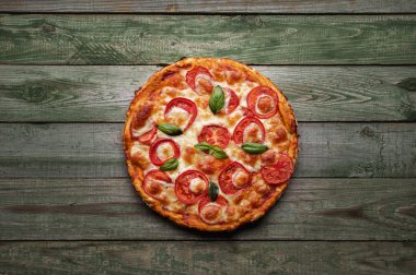 Peynir ve domates rustik ahşap masa üzerinde lezzetli pizza