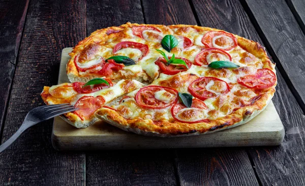 Tenedor en rebanada deliciosa pizza margarita en mesa de madera —  Fotos de Stock