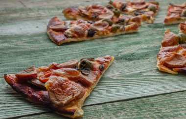 Dilim pizza rustik arka plan üzerinde