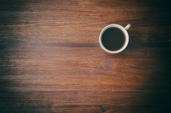 Kahve fincanı kahverengi masada. Üstten Görünüm