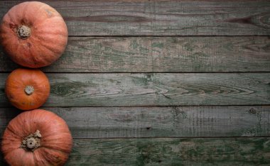 Kabaklar eski rustik masada. Üstten Görünüm.