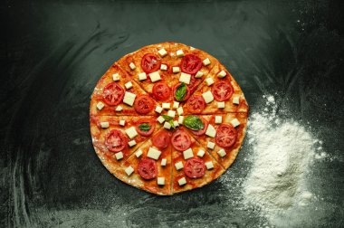 Ham pizza margarita karanlık tablo üzerinde