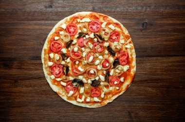 Güzel pizza margarita witn mantar ve soğan ahşap masa üzerinde. Üstten Görünüm