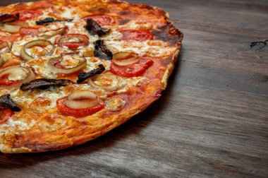 Pizza domates, mantar koyu arka plan üzerine bir peynir