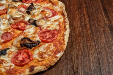 Mantar ve peynir ahşap masa üzerinde lezzetli pizza