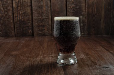 Bira cam damla koyu ahşap masa üzerinde