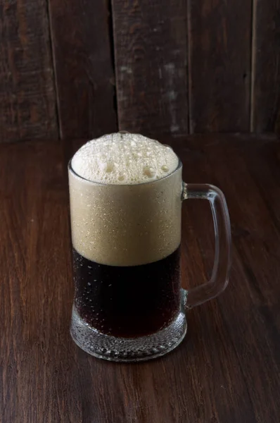 泡と滴の木材の背景暗いビール ジョッキ — ストック写真