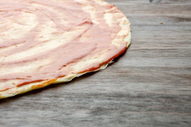 Pizza hamuru makarna üzerine ahşap masa ile. Yakın çekim