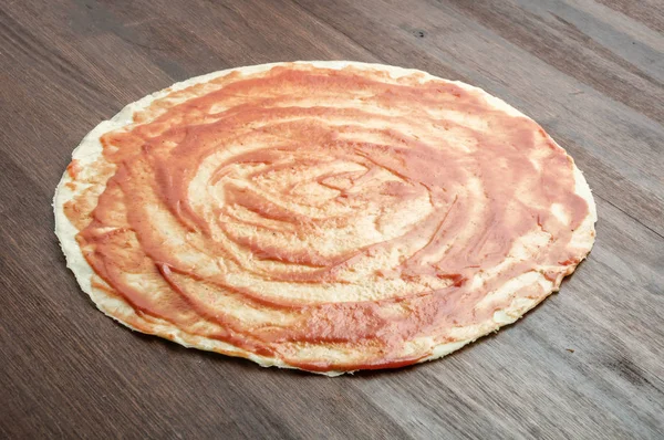 Pizza de massa com macarrão na mesa de madeira — Fotografia de Stock