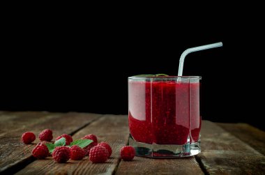 Cam koyu arka plan üzerinde saman ile güler yüzlü