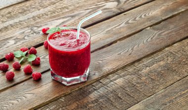 Ahşap arka plan üzerinde cam ahududu güler yüzlü