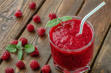 Ahşap zemin üzerine nane ile yakın çekim ahududu güler yüzlü