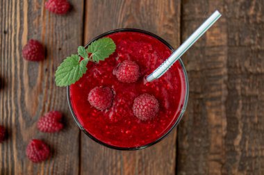 Nane ve cam ahşap masa üzerinde meyveleri ile Ahududu güler yüzlü. Üstten Görünüm