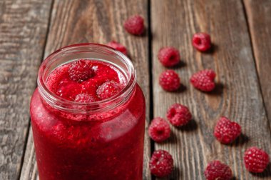 Ahşap arka plan üzerinde taze ahududu ile yakın çekim Ahududu reçeli