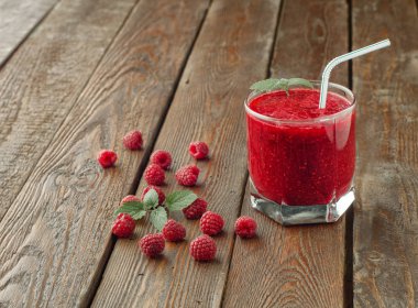 Cam pipet, nane ve taze ahududu ile Ahududu güler yüzlü