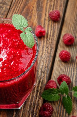 Rustik arka plan üzerinde taze ahududu ile yakın çekim güler yüzlü