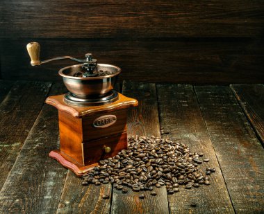 Koyu ahşap arka plan fasulye ile kahve değirmeni