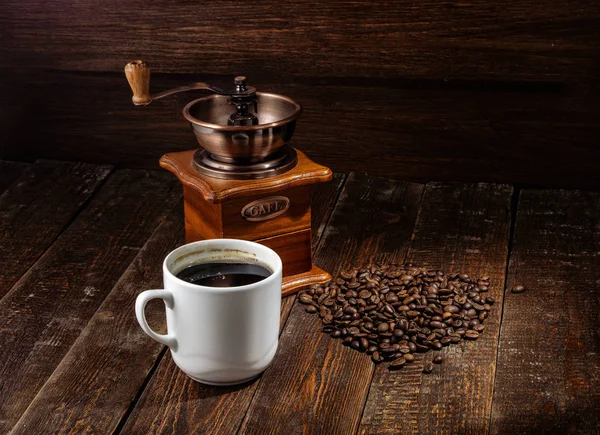 Copa café e café moinho no fundo de madeira escura — Fotografia de Stock